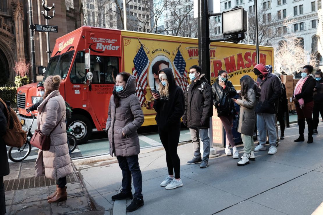 La gente espera en largas colas en Manhattan para hacerse la prueba de covid-19 el 22 de diciembre de 2021 en la ciudad de Nueva York.