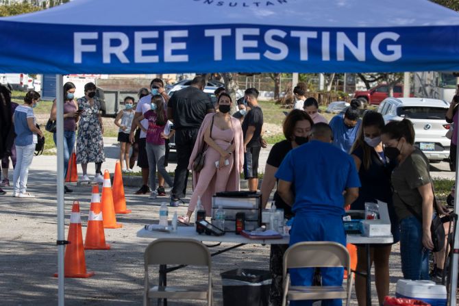 "En los últimos días, hemos visto un aumento de más del 200% en la demanda de pruebas en todo el condado", dijo la alcaldesa de Miami-Dade, Daniella Levine Cava.