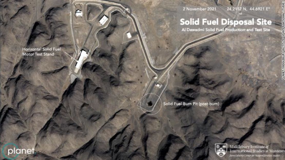 Una imagen de satélite captada el 2 de noviembre muestra que en la instalación funciona un "pozo de quema" para eliminar el propulsor sólido sobrante de la producción de misiles balísticos.