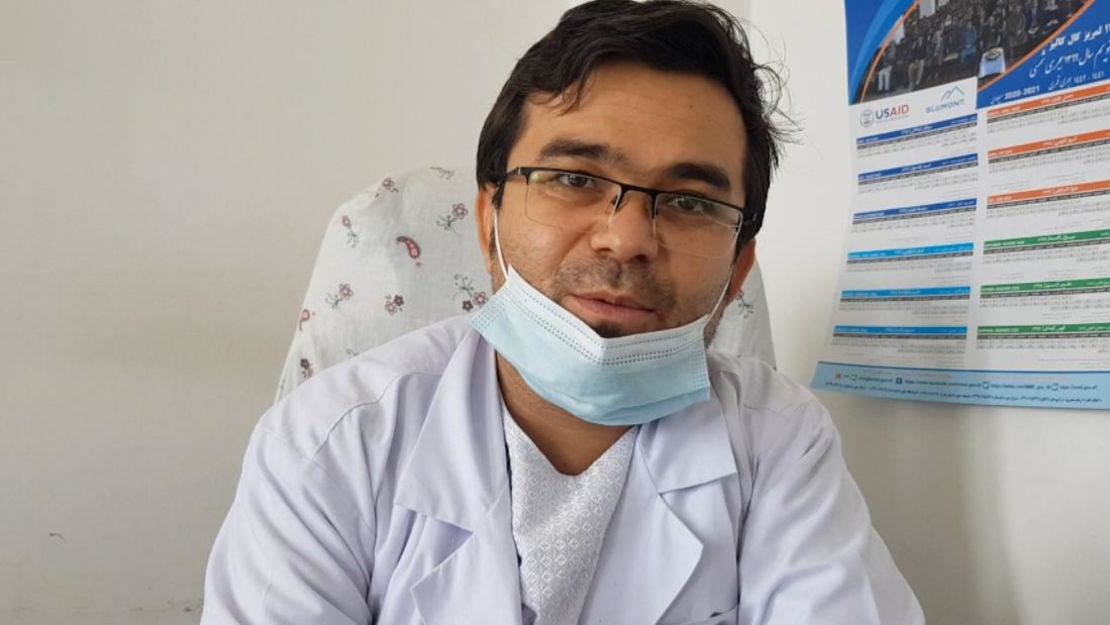 Faziluhaq Farjad, jefe de desnutrición del Hospital Provincial de Ghor en Chagcharan, Afganistán.