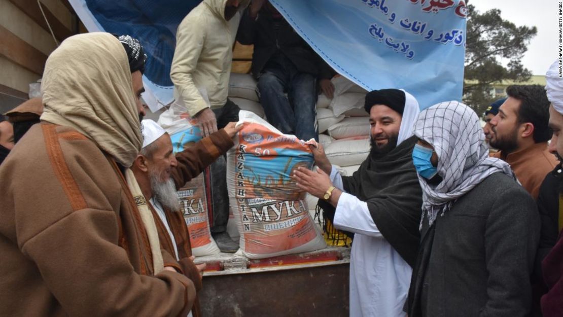 Un maestro afgano recibe asistencia humanitaria en Mazar-i-Sharif, provincia de Balkh, Afganistán, el 15 de diciembre.