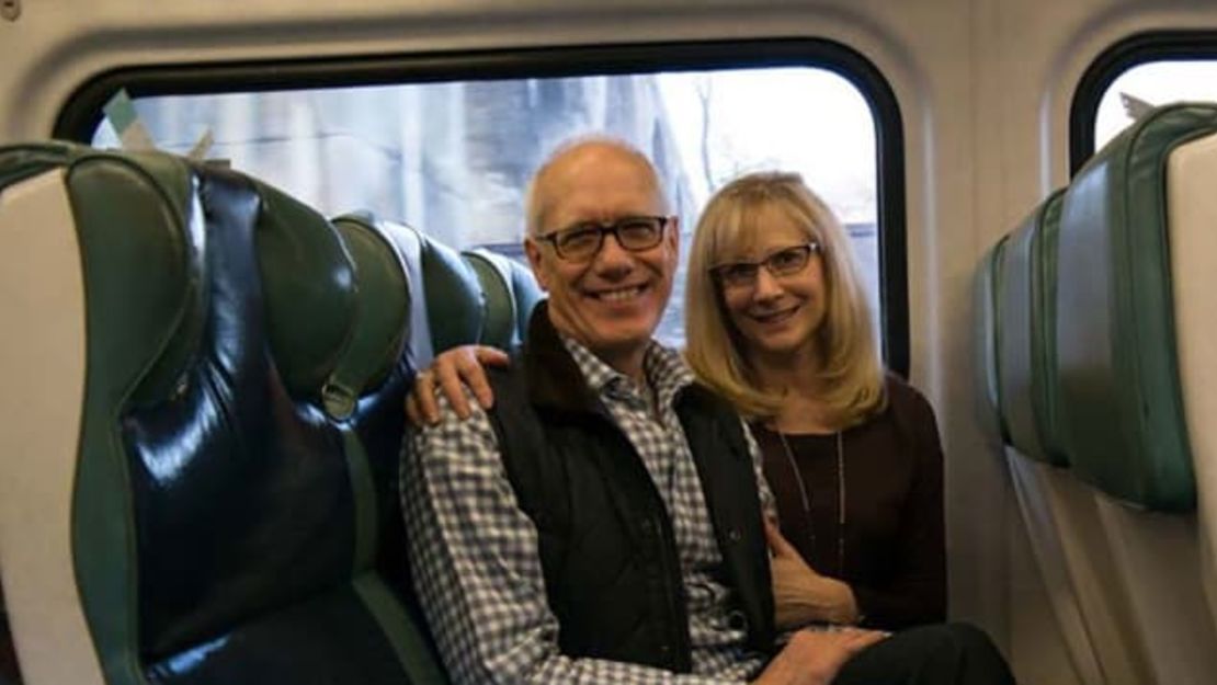 Aquí están McTwigan y Wenger el día de Navidad de 2015, una vez más en el tren a Katonah.