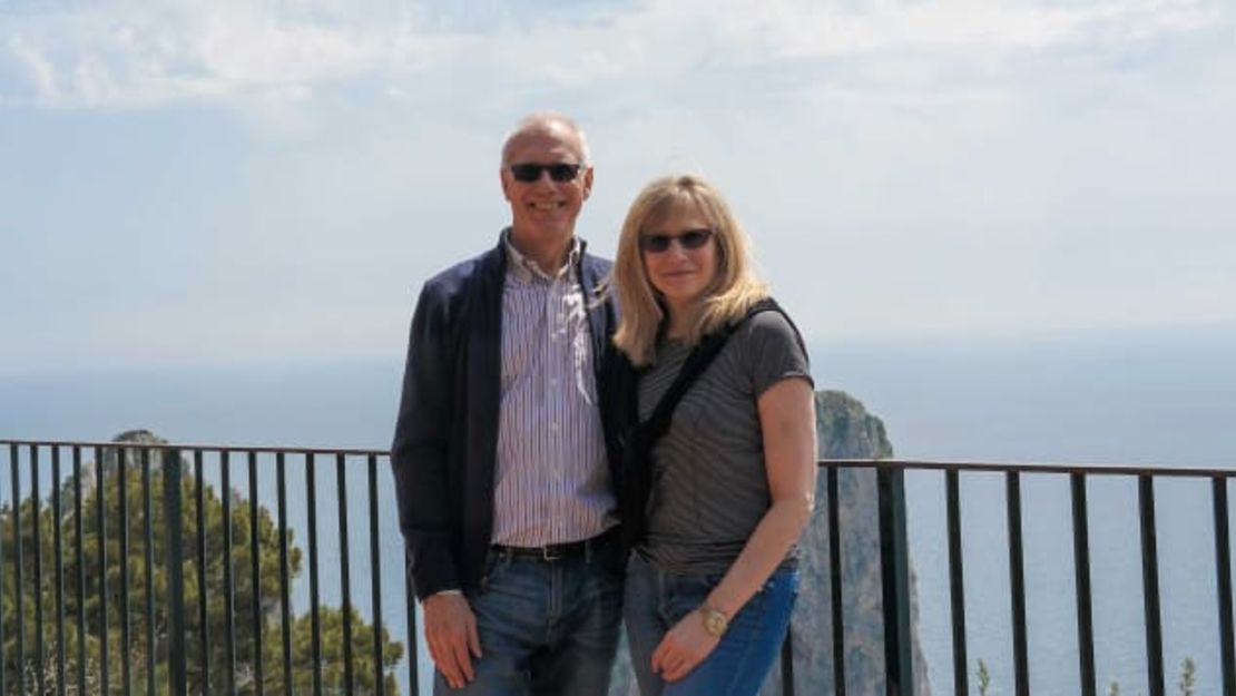 Aquí están Wenger y McTwigan de vacaciones en Capri, Italia, en 2015.