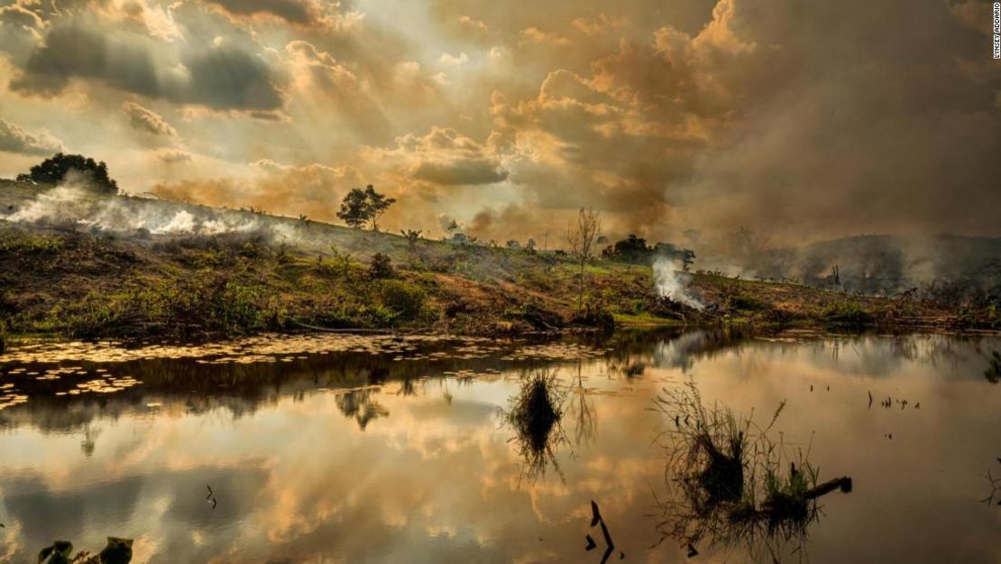 Los incendios arden en septiembre a lo largo de la Carretera Transamazónica, cerca de la Selva Nacional de Aripuanã, en el estado de Amazonas (Brasil). La deforestación continúa a un ritmo extraordinario en la Amazonia, liderada por el desmonte de tierras para los productores de carne y los ganaderos, junto con la minería ilegal. El medio más común de deforestación es el fuego, cuando los ganaderos queman la tierra para crear granjas para la cría y el pastoreo de ganado.