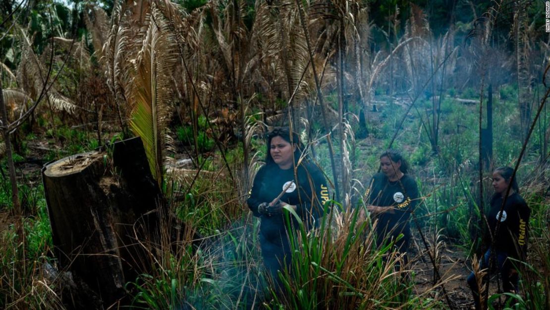 Tejubi Uru eu Wau Wau camina por las tierras indígenas de su tribu cerca de Montenegro, en Rondônia. Parte de las tierras de su tribu han sido quemadas para la cría de ganado. "Me siento triste cuando entro en esta tierra. Esta es la tierra que nos dieron nuestros antepasados", dijo Tejubi. "Es difícil expresar lo que siento".