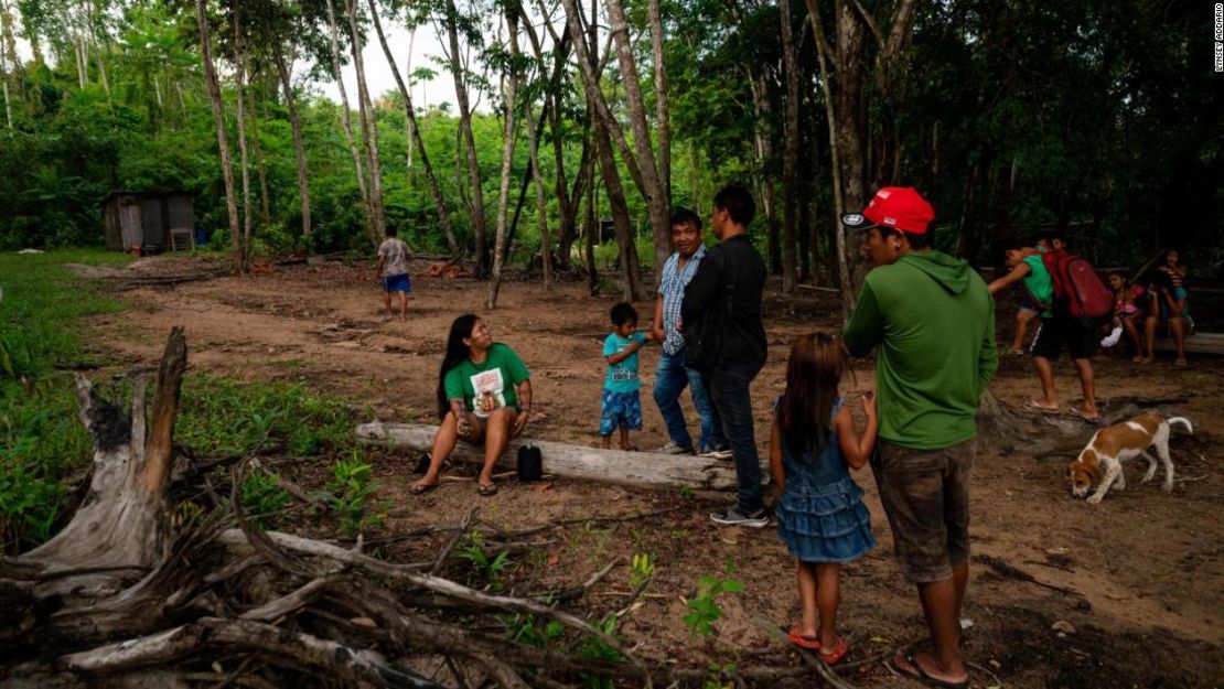 Alessandra Korap, líder femenina y activista del cambio climático de la tribu Munduruku, se reúne con miembros de la aldea Sawré Muybu antes de emprender una patrulla para vigilar la minería ilegal en la Amazonia.