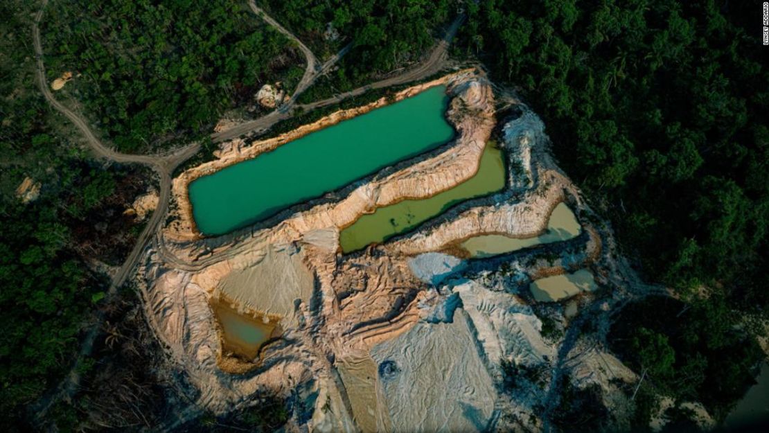 Minería ilegal de oro en la Amazonia, vista sobre el territorio de Kayapó el 22 de septiembre. La minería ilegal de oro provoca la deforestación y el envenenamiento por mercurio del agua y la cadena alimentaria. El precio del oro y otros metales preciosos se ha disparado durante la pandemia del coronavirus, lo que ha provocado un aumento de la minería ilegal y la deforestación en la Amazonia.