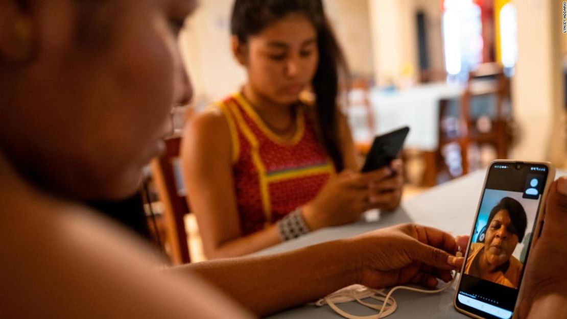 Desde un restaurante de Redenção, Paiakan escucha a la líder indígena Sônia Guajajara en una llamada de Zoom con otros líderes de todo Brasil.