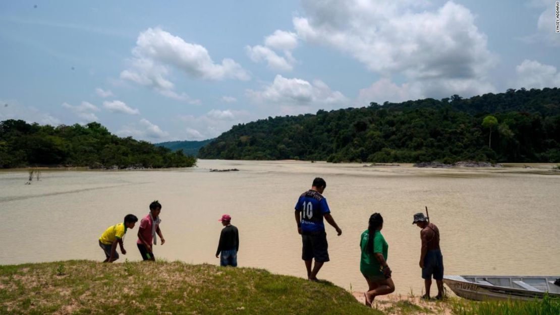 Korap se detiene en la orilla del río Jamanxim en busca de huevos de tortuga para comer mientras patrulla por la minería ilegal.