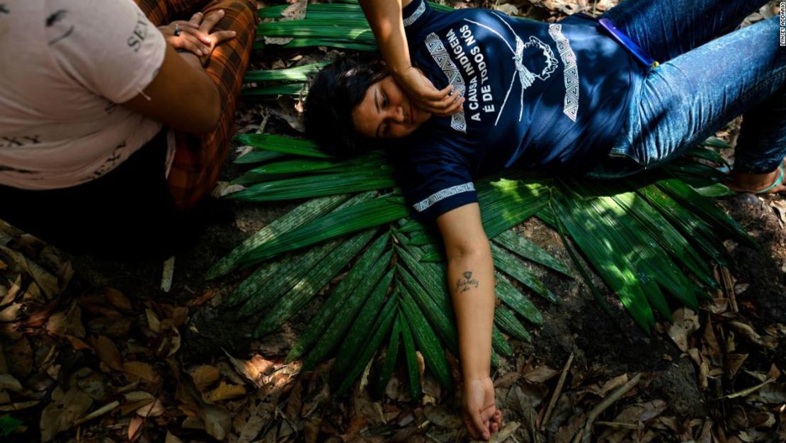 Tejubi descansa mientras pesca con otros de la tribu Uru eu Wau Wau en el río Jaru.