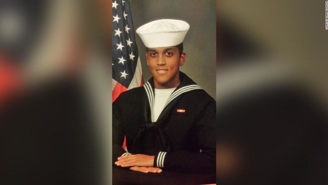 Fernando Espinoza se graduó de la Marina de los Estados Unidos en 2012.