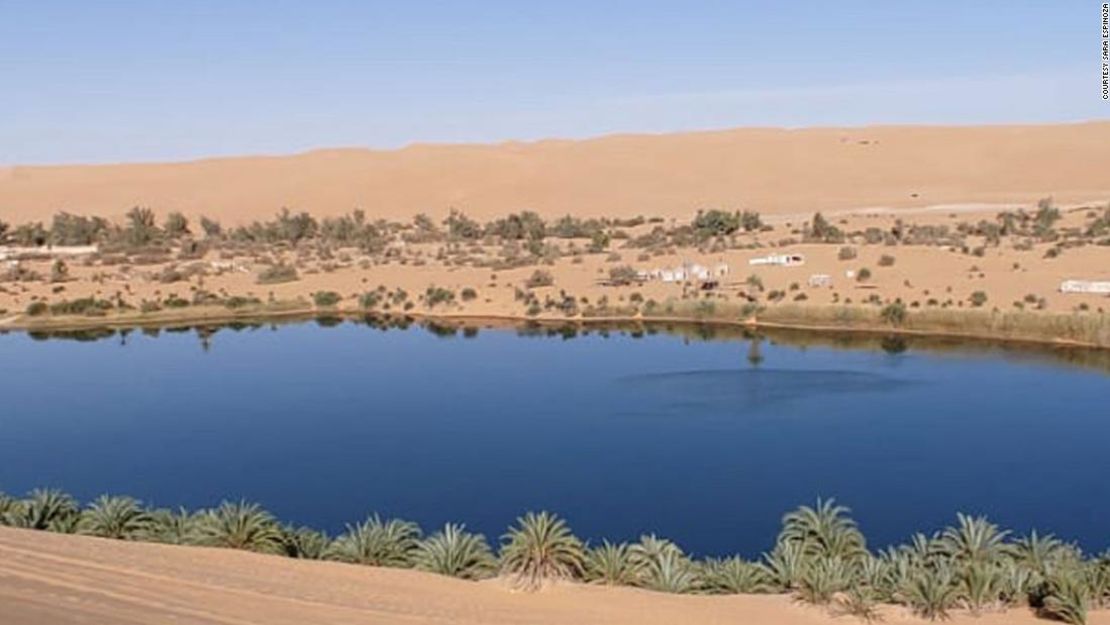 Fernando Espinoza describió el oasis de Gaberoun como "increíble" en mensajes de texto a su madre y le envió esta foto del lago.