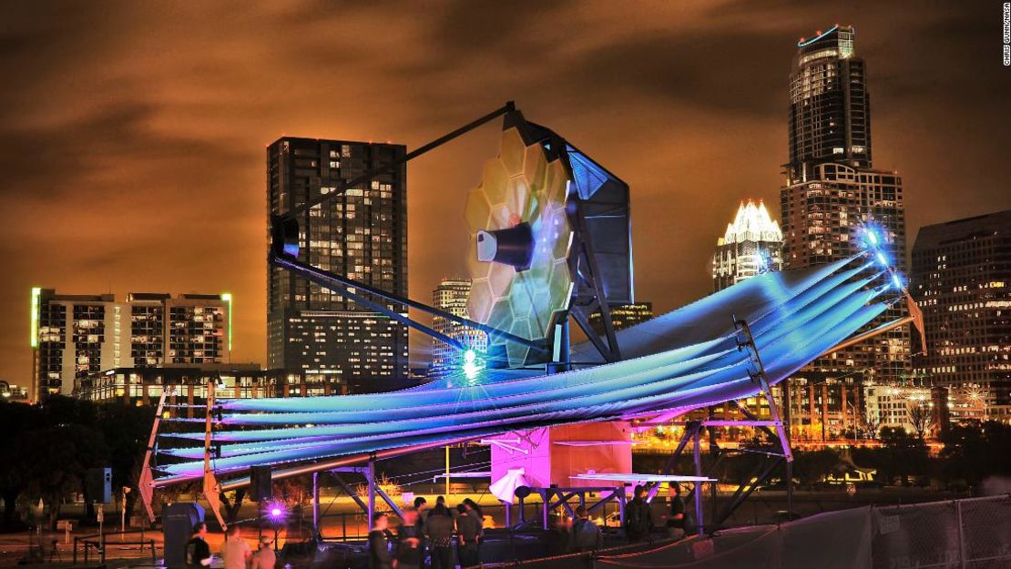 Esta imagen muestra el modelo a escala real del telescopio espacial James Webb en South by Southwest en Austin.