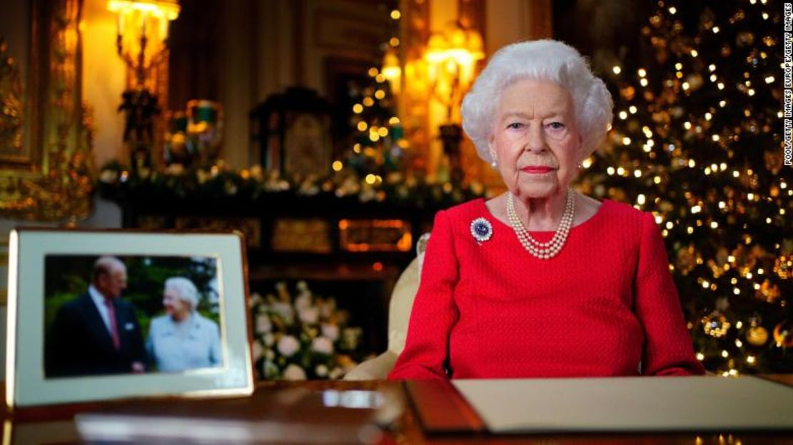 La reina Isabel II ofrece su transmisión anual de Navidad desde el White Drawing Room del Castillo de Windsor.