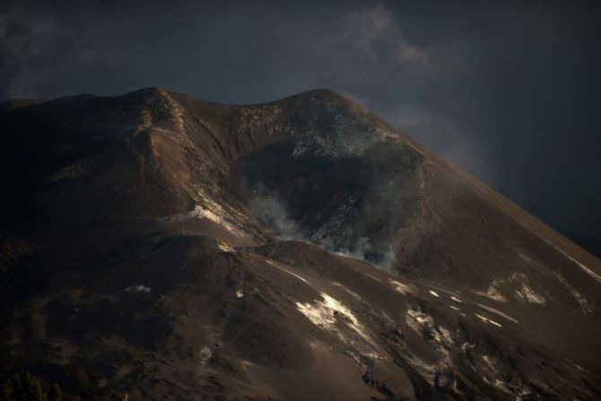 “La erupción ha terminado”, dijo Julio Pérez, consejero de Administraciones Públicas, Justicia y Seguridad del Gobierno de Canarias, anunciando que la actividad del volcán de Cumbre Vieja había llegado a su fin.