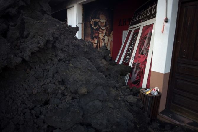 Una casa fue cubierta con un montón de lava, tras la erupción del volcán Cumbre Vieja el 16 de diciembre de 2021.