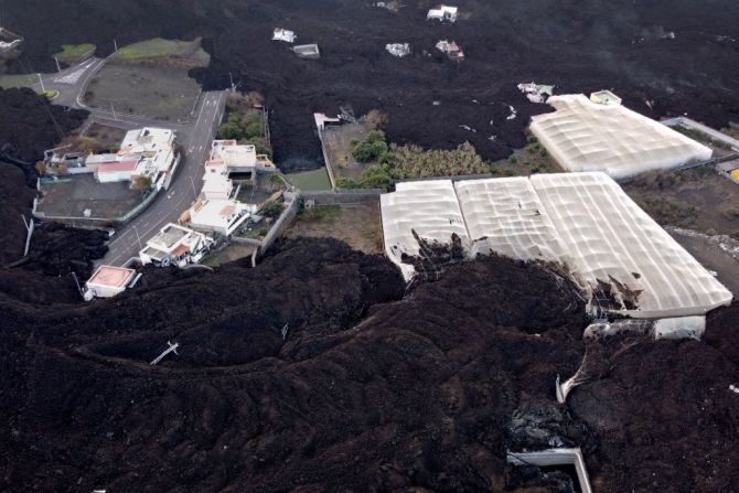 Esta fotografía aérea muestra casas, caminos y campos cubiertos de lava tras la erupción del volcán Cumbre Vieja, en La Laguna, en la isla canaria de La Palma el 12 de diciembre de 2021.