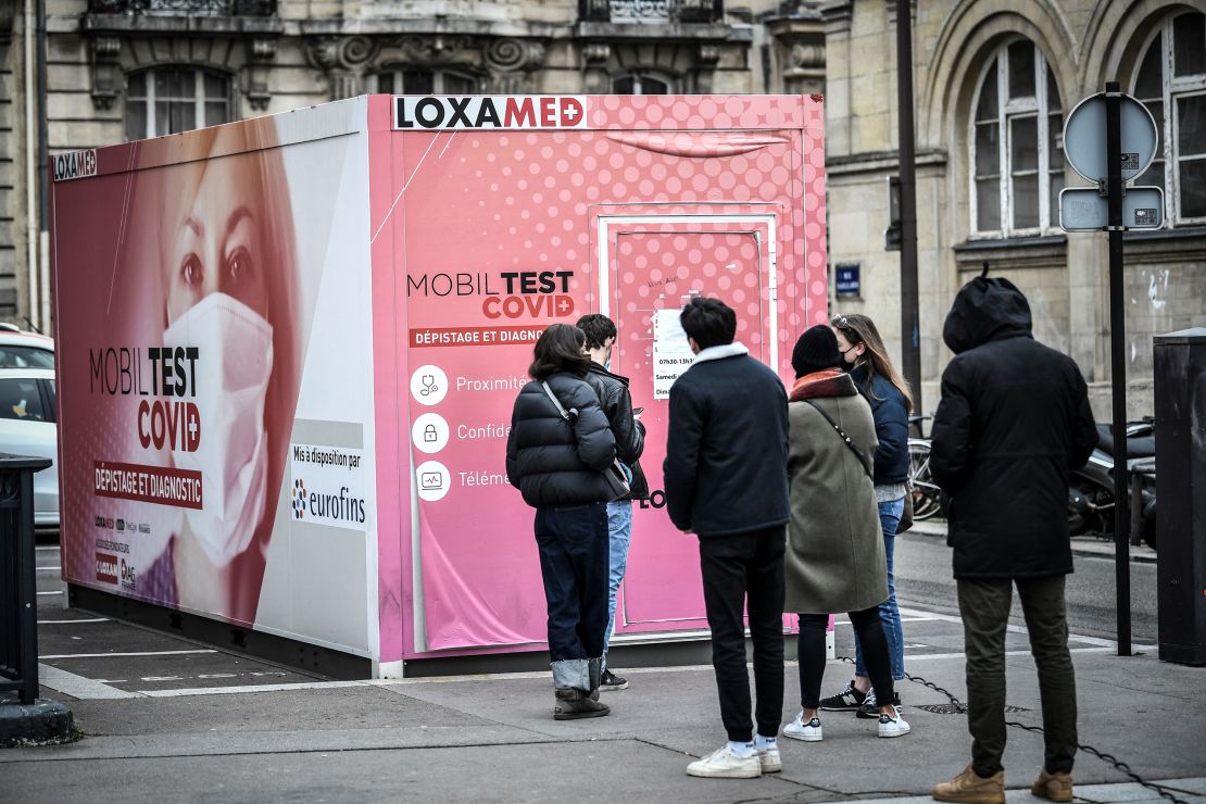 Los pacientes esperan para hacerse la prueba del nuevo coronavirus Covid-19 en París el 23 de diciembre de 2021.