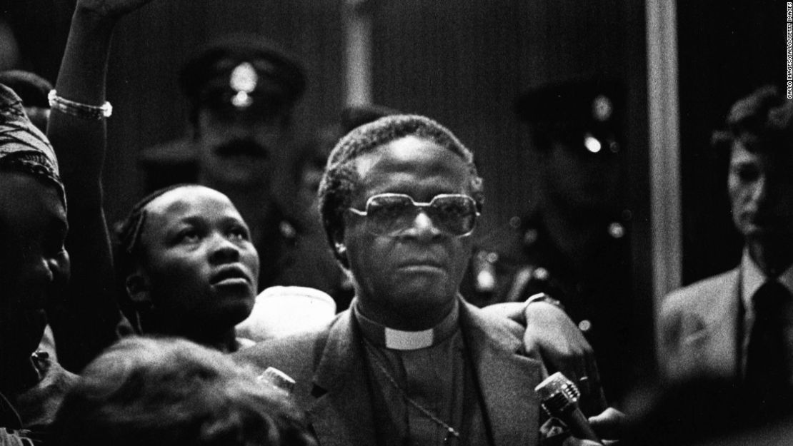 Tutu regresa de un viaje a las Naciones Unidas en abril de 1981. Fue consagrado obispo de Lesotho en 1976. En 1978, se convirtió en el primer secretario general negro del Consejo interdenominacional de Iglesias de Sudáfrica. Gallo Images / Gallo / Getty Images