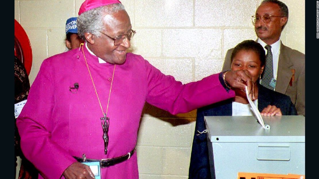 Tutu emite su voto en la primera elección de Sudáfrica que permitió votar a ciudadanos de todas las razas. ANNA ZIEMINSKI / AFP / Getty Images