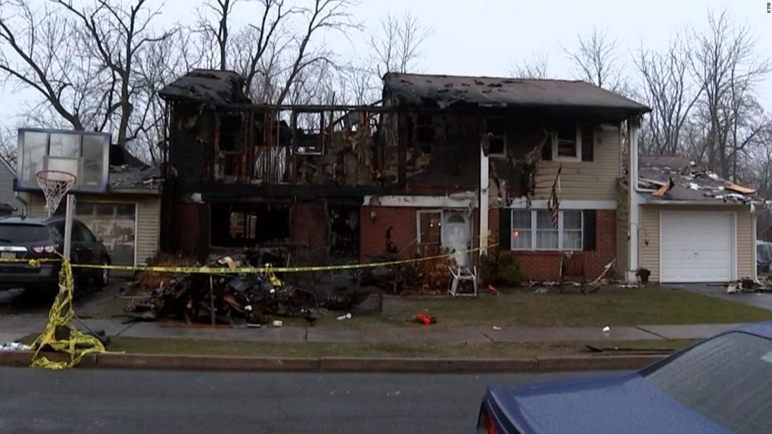 CNNE 1123650 - incendio-casa-pensilvania-arbol-navidad