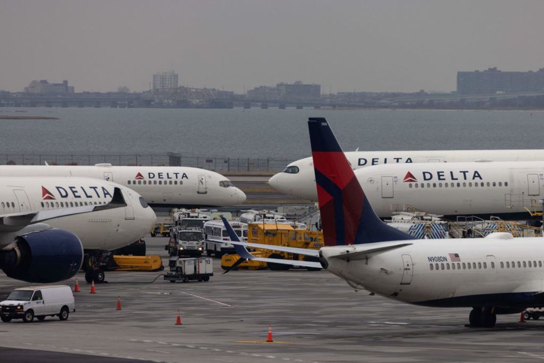 Aviones de pasajeros de Delta Airlines en la pista del Aeropuerto Internacional John F. Kennedy en Nueva York, el 24 de diciembre de 2021.