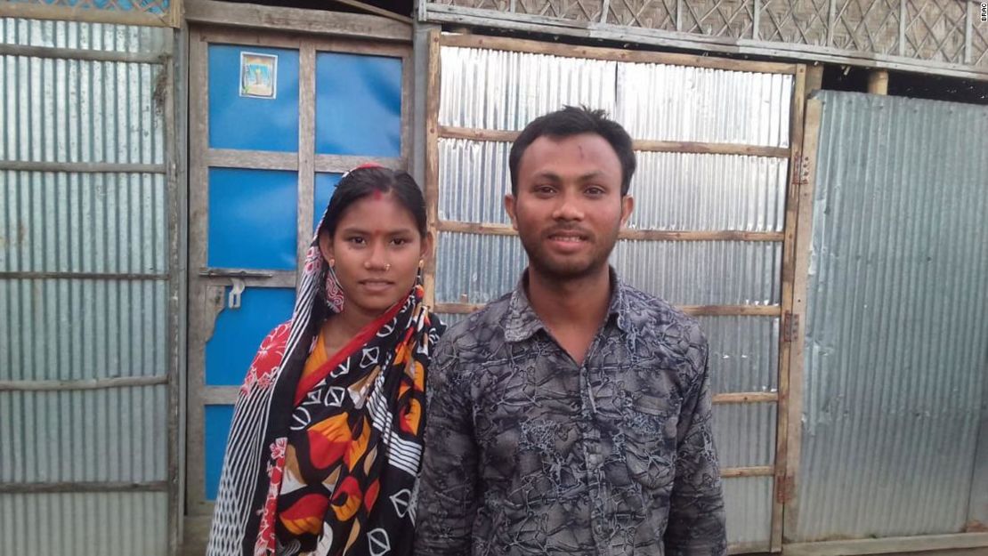 Dipali y Pradip Roy cayeron en la pobreza el año pasado después de que la pandemia afectara a Bangladesh, lo que provocó despidos en su fábrica de ropa.