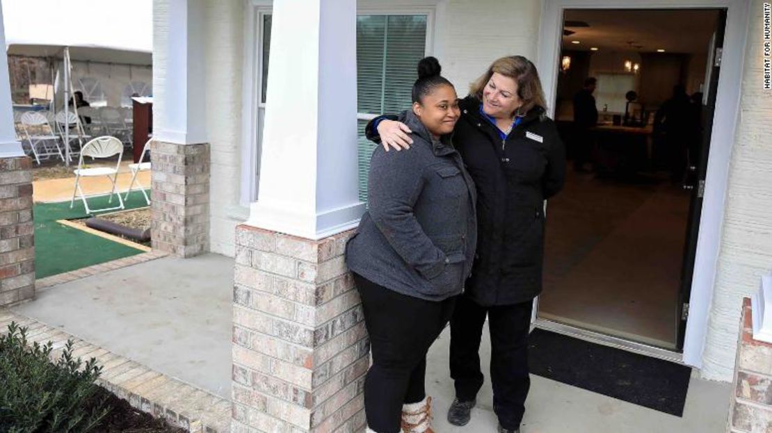 Janet V. Green, a la derecha, le da la bienvenida a April Stringfield, a la izquierda, en su nuevo hogar.