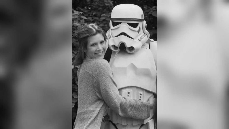 Carrie Fisher con un Stormtrooper, soldado de ficción de Star Wars, en el Reino Unido el 20 de mayo de 1980.
