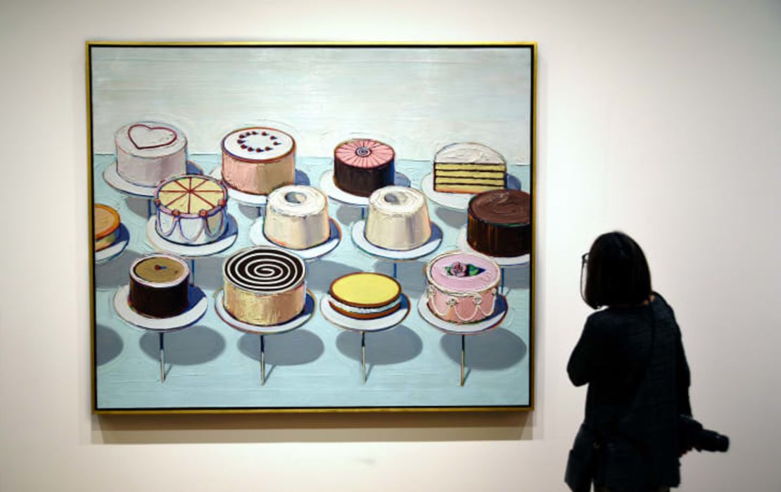 El cuadro "Cakes" (1963) de Wayne Thiebaud expuesto en la Galería Nacional de Arte de Washington, en 2018.