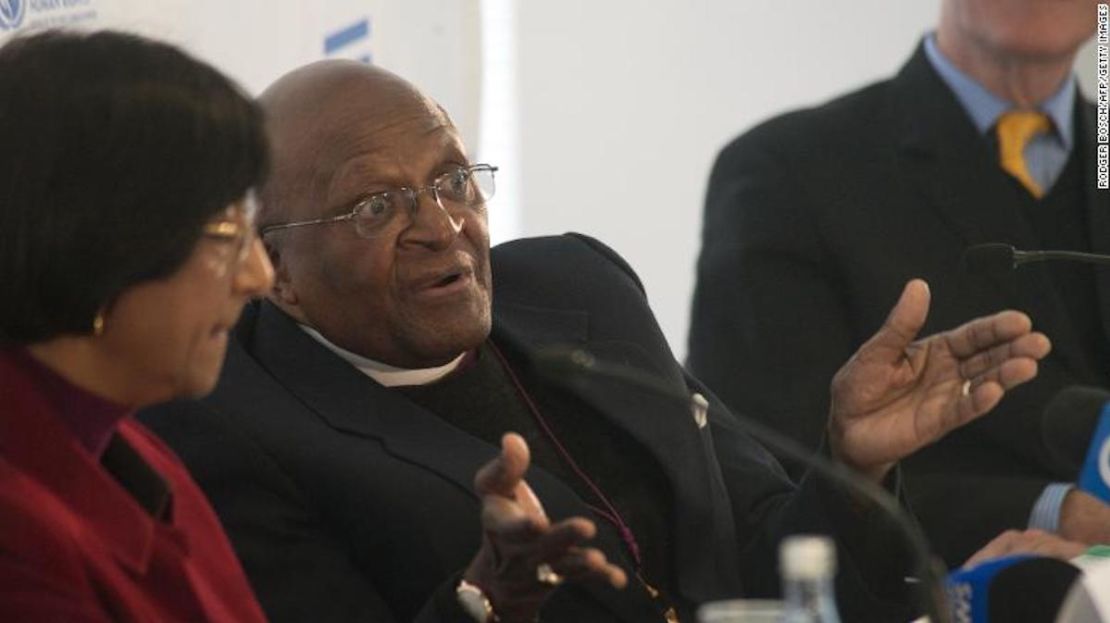 El arzobispo Desmond Tutu, en el centro, durante el lanzamiento de Free & Equal, una campaña de educación pública global de las Naciones Unidas para la igualdad de lesbianas, gays, bisexuales y transgénero el 26 de julio de 2013 en Ciudad del Cabo, Sudáfrica.