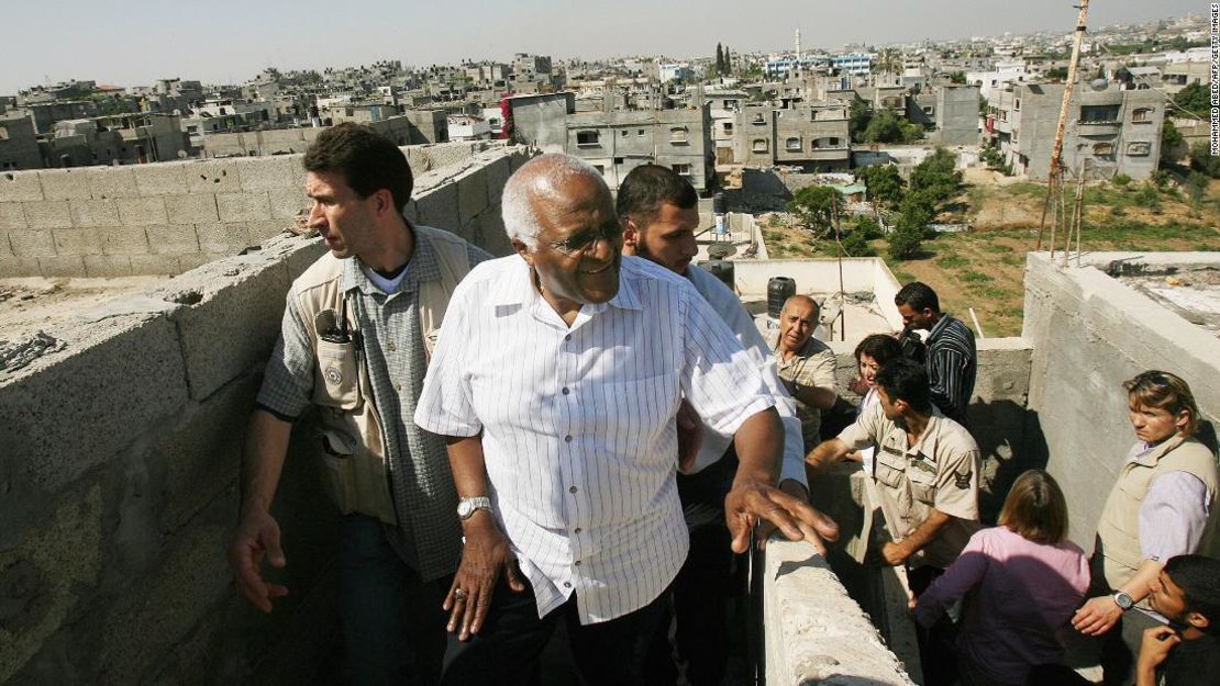 Desmond Tutu, centro, visita una casa en la ciudad de Beit Hanun en el norte de la Franja de Gaza el 28 de mayo de 2008.