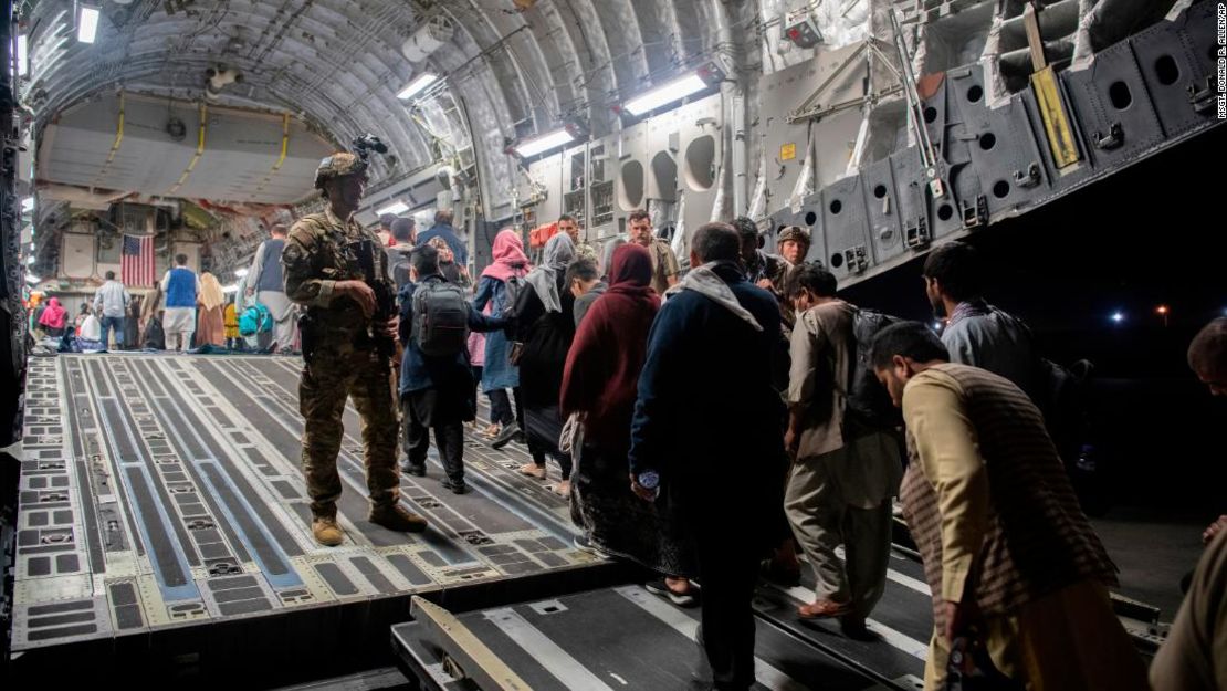 Los pasajeros afganos abordan un C-17 Globemaster III de la Fuerza Aérea de los Estados Unidos durante la evacuación de Afganistán en el Aeropuerto Internacional Hamid Karzai en Kabul en agosto.