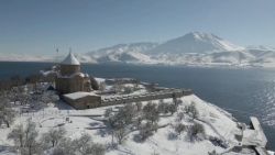 CNNE 1124057 - mira la imponente iglesia armenia cubierta de nieve