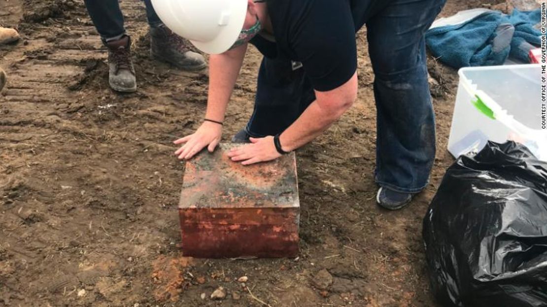 La segunda cápsula del tiempo, encontrada bajo el pedestal de la estatua de Lee, se abrirá en una fecha posterior, dijo el gobernador Ralph Northam.