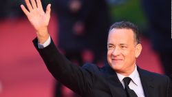 CNNE 1124223 - aparicion especial de tom hanks en la serie "1883"