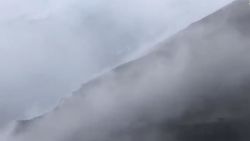 CNNE 1124378 - trabajan dentro de "una nube" en el volcan en la palma