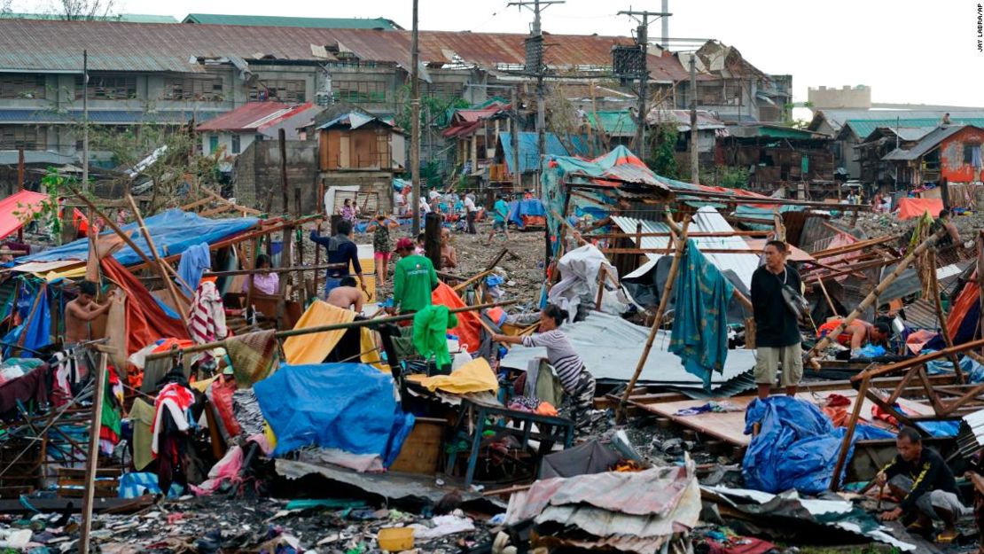 Los residentes rescatan lo que queda de sus casas dañadas tras el tifón Rai en Cebú, en el centro de Filipinas, el 17 de diciembre de 2021.