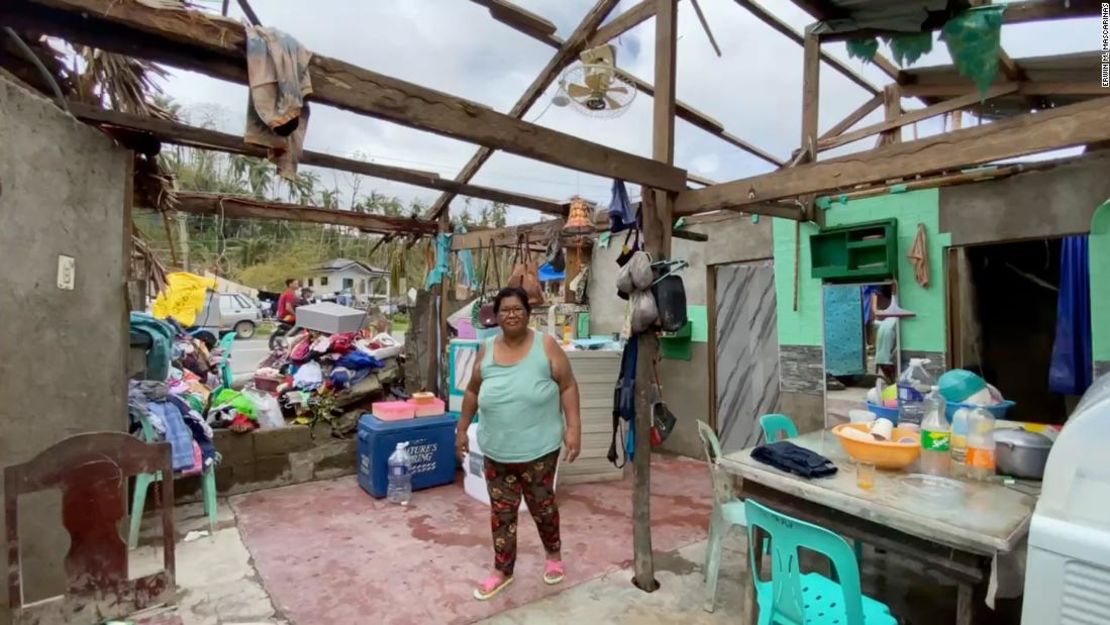 El tejado de Alita Sapid voló de la casa de su familia durante el tifón Rai.