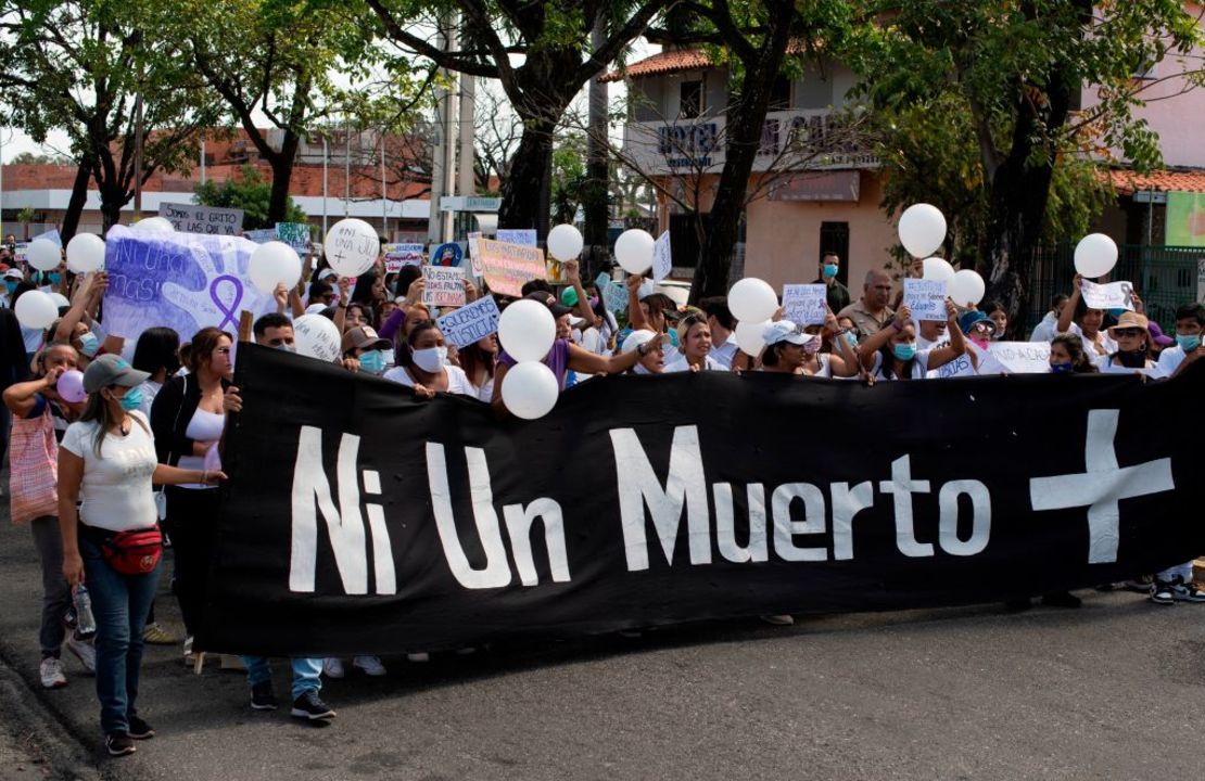 Foto de archivo. Un grupo de personas participan en una protesta en Acarigua, Venezuela, el 27 de febrero de 2021, pidiendo seguridad y justicia, tras el asesinato de tres jóvenes en diferentes partes del país.