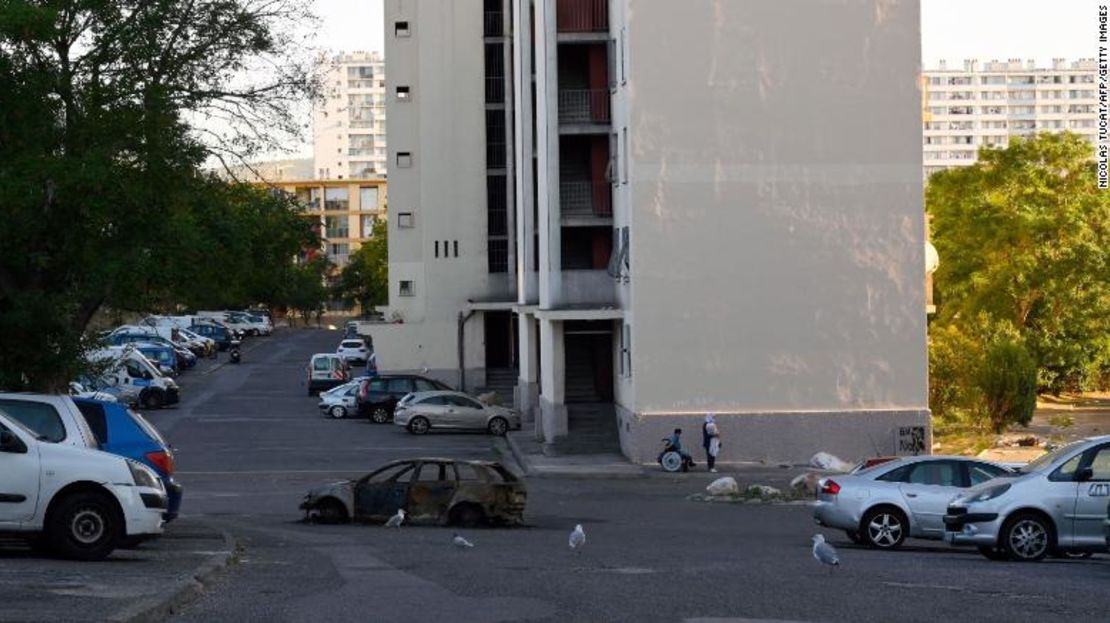 Un automóvil quemado en un estacionamiento del barrio de Les Rosiers, en Marsella (sur de Francia).