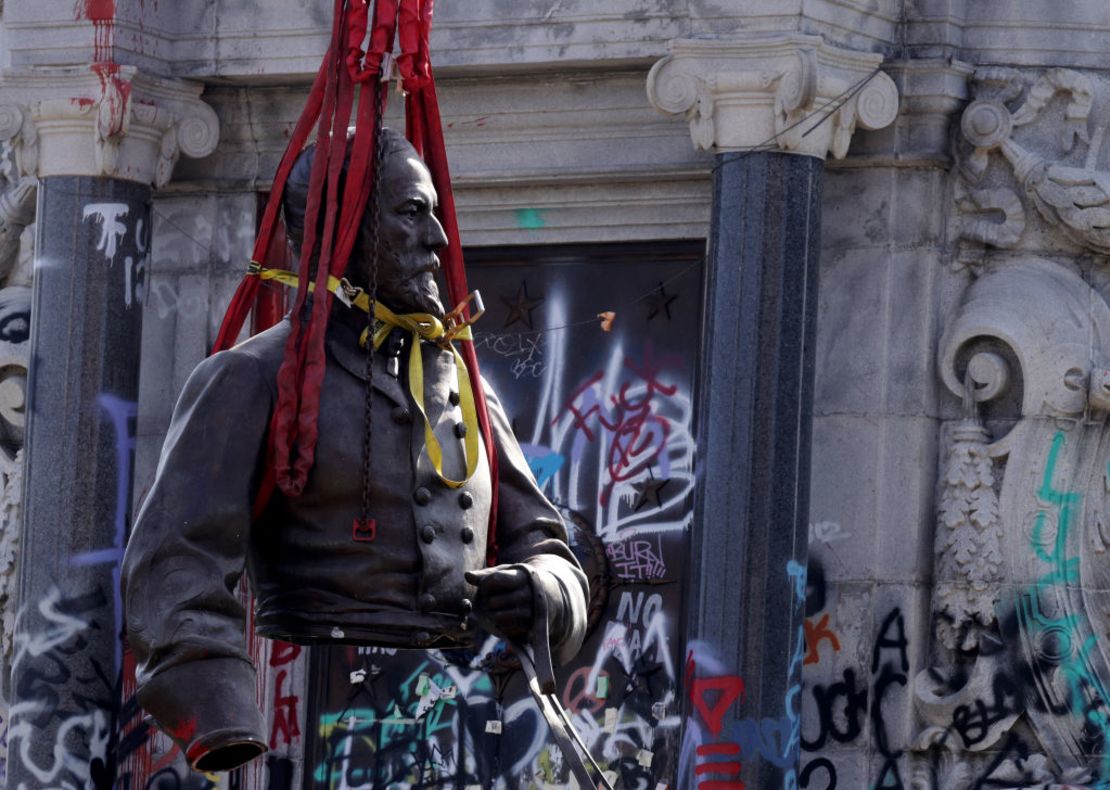 La segunda cápsula del tiempo fue hallada donde antes estaba la estatua de Robert E. Lee, que fue retirada en septiembre de 2021.