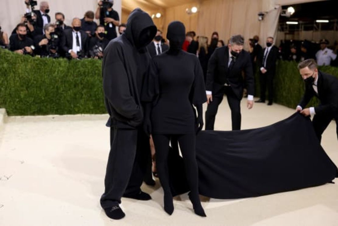 Demna Gvasalia y Kim Kardashian se presentaron en la Met Gala en septiembre pasado con sus rostros completamente oscurecidos. Crédito: John Shearer / WireImage / Getty Images