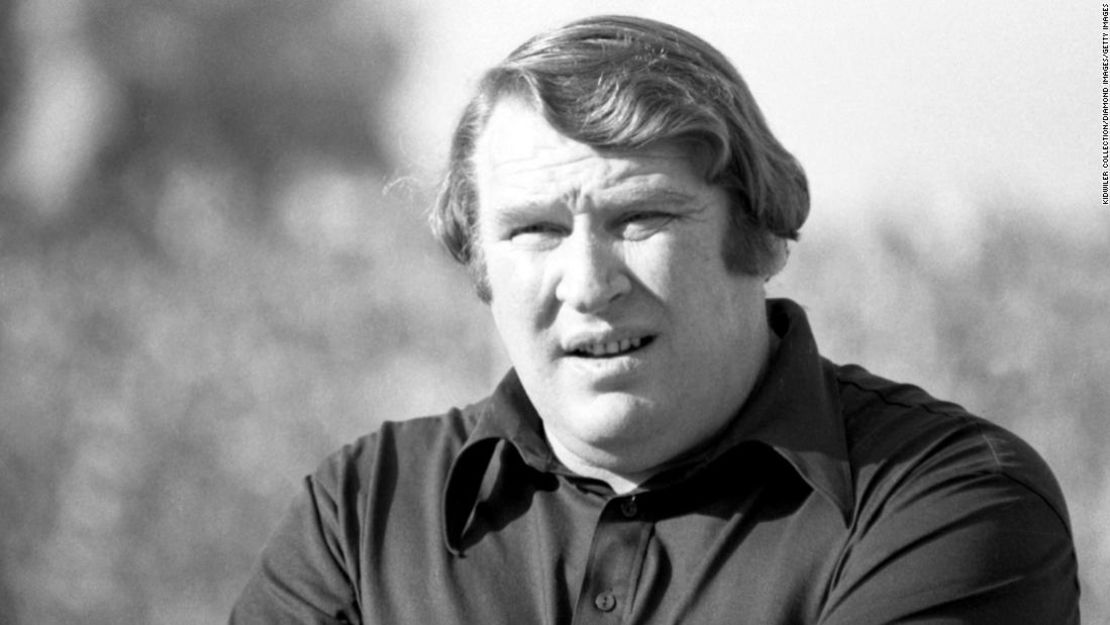 PASADENA, CA - JANUARY 9, 1977: Head coach John Madden of the Oakland Raiders watches the action from the sideline during Super Bowl XI on January 9, 1977 against the Minnesota Vikings at the Rose Bowl in Pasadena, California. The Raiders beat the Vikings, 32-14 to win the professional football World Championship.19770109-FR-1977 Kidwiler Collection/Diamond Images  *** Local Caption *** John Madden