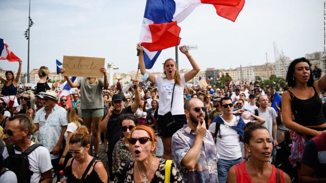 Una multitud protesta en el sur de Francia contra el pase covid-19 introducido por el gobierno en julio.