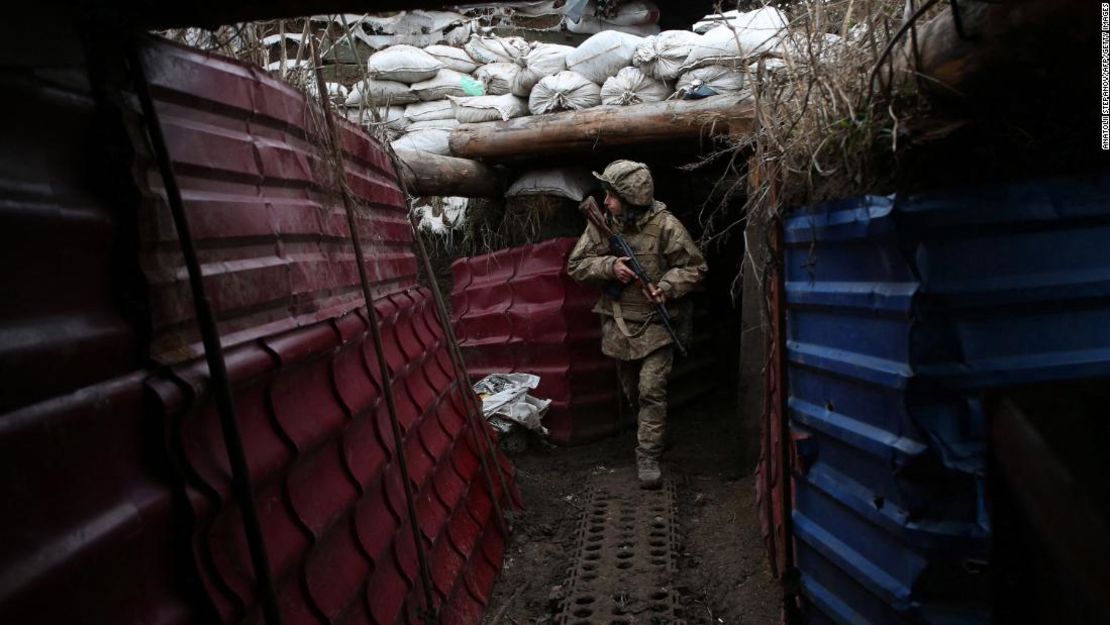 Un militar ucraniano sale de una trinchera en el frente con los separatistas apoyados por Rusia en diciembre.