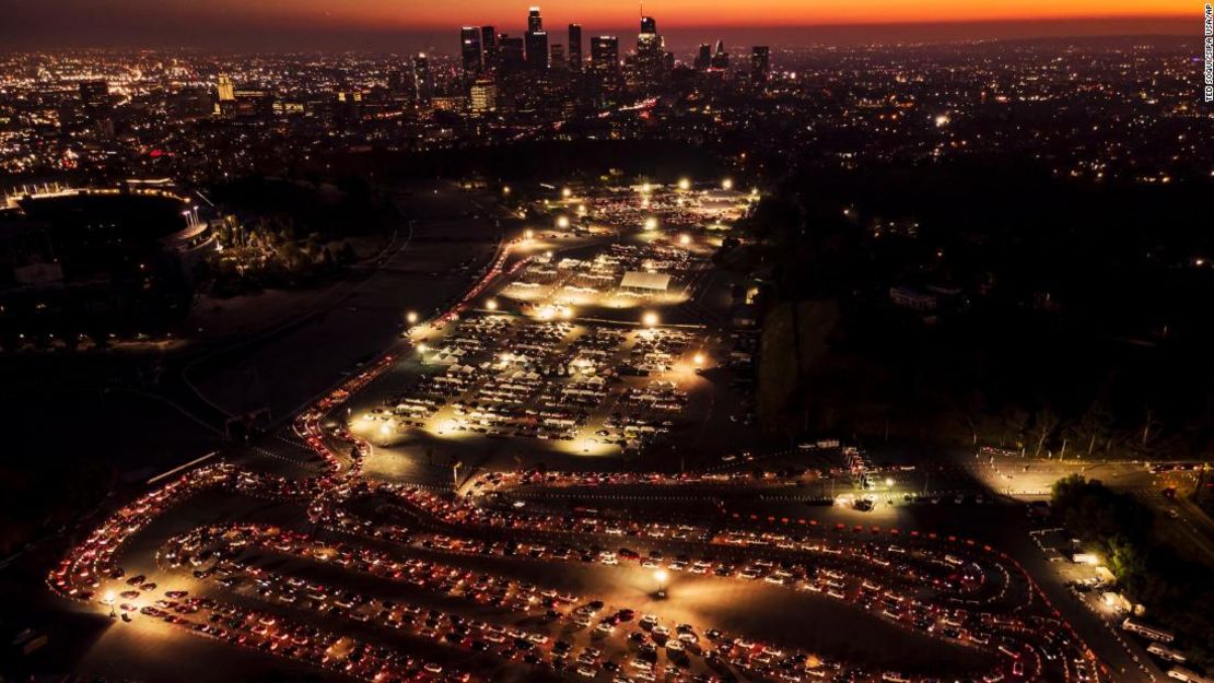 Se observan largas colas de coches en un puesto de vacunación de covid-19 en el estadio de los Dodgers, en Los Ángeles, California, en febrero.