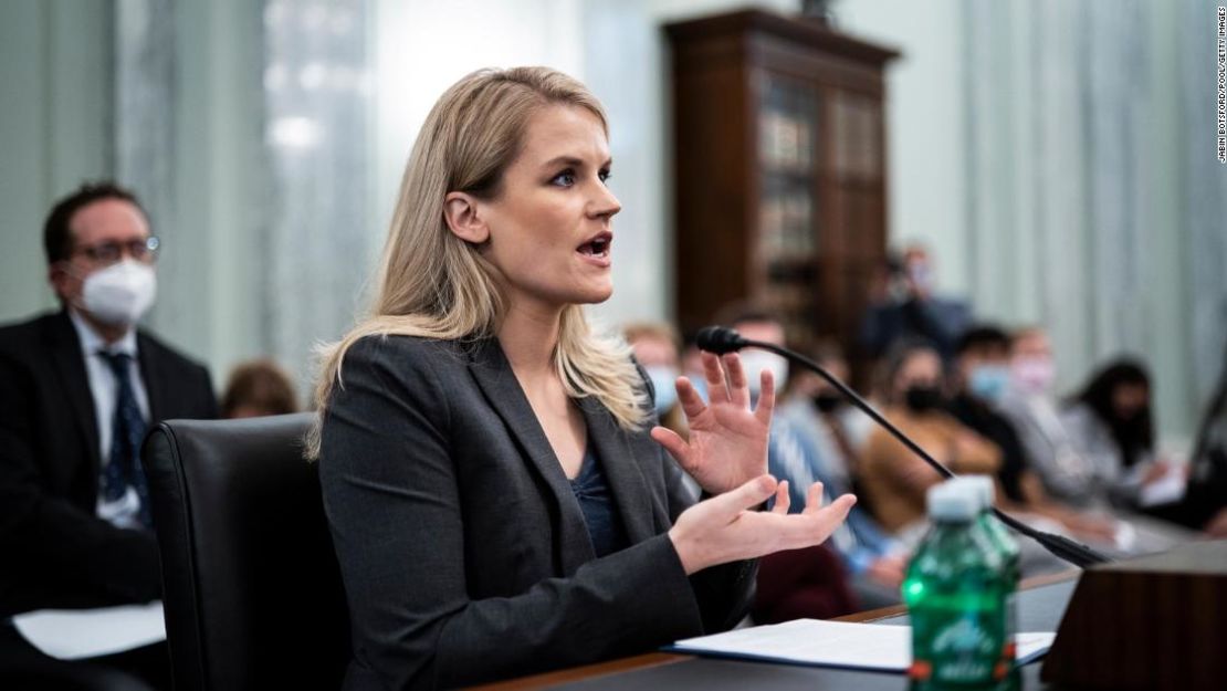 La ex empleada de Facebook y denunciante Frances Haugen testifica en el Senado estadounidense el 5 de octubre en Washington.