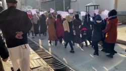 CNNE 1125007 - mujeres afganas no podran viajar solas por carreteras