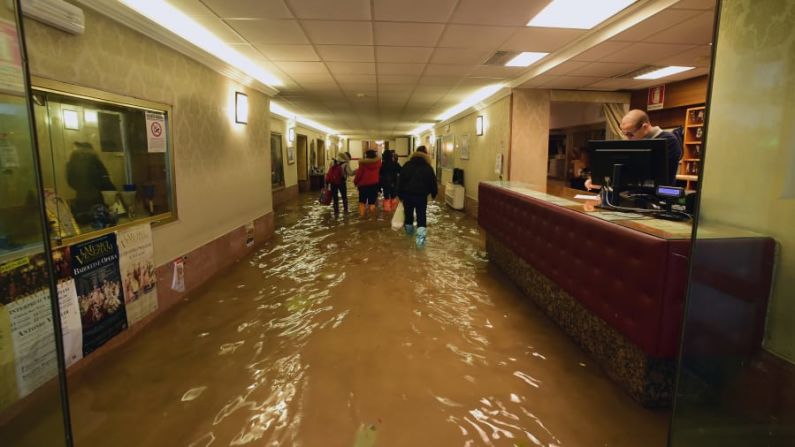 Las inundaciones de 2019 devastaron los negocios, incluyendo a los hoteles. Crédito: Pier Marco Tacca/ Getty Images